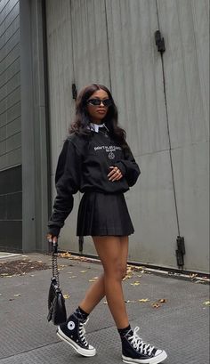 Grey Pleat Skirt Outfit, Autumn Outfits Baddie, Mini Skirt With Hoodie Outfit, Long Sleeve Shirt And Skirt Outfit, Outfit With Short Black Skirt, Sweatshirt And Pleated Skirt Outfit, T Shirt And Pleated Skirt Outfit, Winter Tennis Outfits For Women, Hoodie And Pleated Skirt Outfit