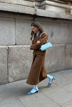 Fall Winter Street Style 2024, Colour Winter Outfit, Autumn Colour Outfits, Winter Outfits Italy, Blue Bag Outfit, Fall Nostalgia, Extreme Fashion, Color Combos Outfit, Blogger Street Style