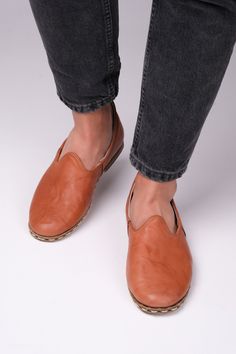 These leather loafers perfectly blend minimalist aesthetics with classic elegance. Entirely handcrafted shoes by Turkish and Yemen craftsmen, following quality traditional techniques. The elegant loafers are handmade from genuine and the finest leather and the dyes are completely organic. They come in a selection of colors and unisex style, making them suitable for men and women and even for couples as part of a matching outfit. The moccasins are sewn with the utmost care, and they have a plain Vegetable Tanned Leather Shoes With Rubber Sole, Casual Vegetable-tanned Leather Shoes With Plain Toe, Casual Vegetable-tanned Leather Slip-on Shoes, Artisan Leather Slip-on Shoes With Rubber Sole, Earthing Shoes, Grounding Shoes, Huarache Shoes, Huaraches Shoes, Mens Loafers