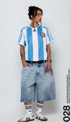 How To Style A Jersey Soccer, Adidas Jersey Outfit, Argentina Jersey Outfit, Jersey Photoshoot Ideas, Bloke Core Outfits, Jerseys Outfit, Jersey Aesthetic, Football Streetwear, Jersey Outfits