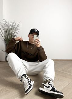 Brown Sweater Outfit, Jordan 1 Outfit Men, Jordan 1 Mocha, Streetwear Inspiration, Black Men Street Fashion, Street Style Outfits Men, Street Fashion Men Streetwear, Mens Casual Dress Outfits, Mens Outfit Inspiration