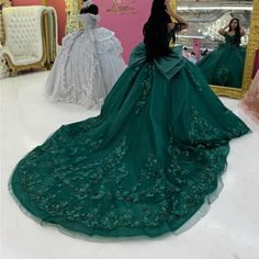 Green Xv Dresses, Quinceanera Dresses Dark Green, Quinceanera Dresses Emerald Green, Emerald Green Quince Dress, Bag For Dress, Dark Green Quinceanera Dresses, Quincenera Dress, Claire Core, Emerald Green Quinceanera Dresses