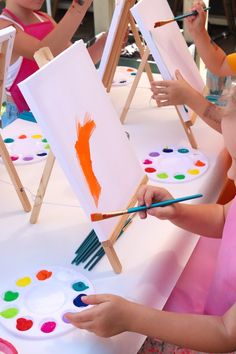 Rainbow Art Birthday Party, Art Party Theme Ideas, Backyard Rainbow Birthday Party, Kids Rainbow Party Table, Art Party Decorations Ideas, Art Theme Party Ideas, Arts And Crafts Party Ideas, Rainbow Party Activities For Kids, Art Bday Party Ideas