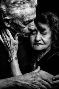 an older couple embracing each other with the caption's in spanish above them