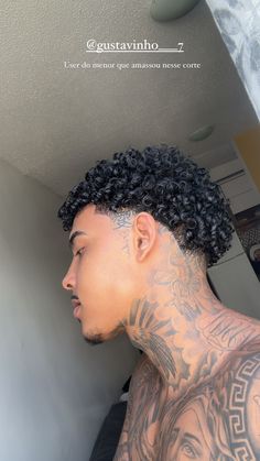 Curly Hair Cuts Men, Short Curly Hair Cuts, Hair Cuts Men, Tattoo Boy, Beautiful Guys, Short Curly Haircuts, Boy Tattoos, Corte De Cabelo Masculino