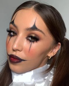 Glam Halloween Clown Makeup Colored Lashes Make Up, Halloween Makeup Clown Cute, Face Art Makeup Halloween, Clown Costume Hair Ideas, Very Simple Halloween Makeup, Clown Hair And Makeup, Halloween Makeup Eye Looks, Simple Halloween Makeup Clown, Simple Clown Halloween Makeup