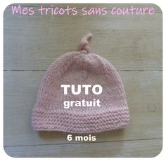 a pink knitted hat with the words tuto gratuit written below it