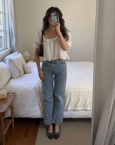 Casual Academia Aesthetic Outfit, Spring Minimalist Outfit Minimal Classic, Casual Romance Outfits, Thrifted Going Out Outfits, Paris Outfits Mid Size, 2023 Classic Style, Spring Outfits 2024 Business Casual, Spring Date Outfit Casual, Spring In Dc Outfits