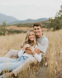 Smiling Engagement Pictures, Couple Field Photoshoot, Rustic Engagement Pictures, Couple Outfits For Pictures, Couple Fall Photoshoot, Casual Couples Photoshoot, Autumn Shoot, Fall Couple Photos, Photoshoot Tips