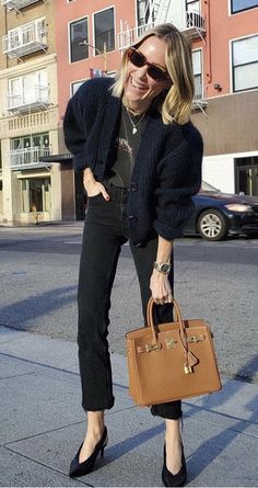 Birkin Outfit Casual, Hermes Outfits Women, Mom Outfits Winter, Emma Style, Mode Hippie, Parisian Chic Style, Parisian Women, Winter Attire, Womens Fashion Inspiration