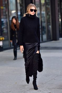 Stuart Weitzman's Thigh-High Tips Smart Casual Dress Code, Black Silk Skirt, Rok Outfit, Dress Code Casual, Look Adidas, Smart Casual Dress, Skandinavian Fashion, Moda Paris, Hadid Style