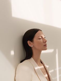 a woman leaning against a wall with the caption outlander'star california bale