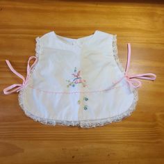 Vintage infant bib or smock with Embroidered Design and Eyelet Lace details. Item is in Pre-owned Vintage Condition.  Pink  closure string on one side of smock is coming off.  See attached photo. Embroidered Cotton Bib, Vintage Baby Gear, Rose D, Baby L, Baby Dress Patterns, Couture Mode, Sewing Lessons, Eyelet Lace, Baby Things