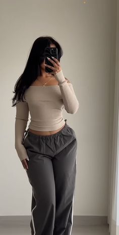 Fashion Athleisure, Tudor Period, Jogger Pants Outfit, Night Beauty, Modest Fits, Athleisure Fashion, Simple Trendy Outfits, Modest Fashion Outfits, Cute Everyday Outfits