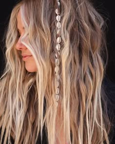 beach vibes🐚🤍 Summer Beach Hair, Hippie Hairstyles, Root Shadow, Beach Braids, Beachy Hair, Beach Wave Hair, Dimensional Color