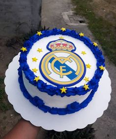 the cake is decorated with blue icing and gold stars on it's side