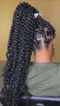 #HairStyles #ChicHairstyles #HairInspiration #TrendyHair #HairGoals #GlamHairstyles #HairIdeas #BeautyTrends #HairFashion #StunningHair Passion Twists Big, Large Bohemian Twist, Butterfly Passion Twist, Weave Twist Hairstyles, Big Passion Twists, Passion Twist With Curls, Easy Protective Styles For Black Women, Large Passion Twists, Passion Twists With Curls