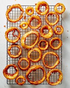 there are many pretzels on the cooling rack