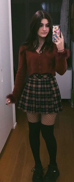 Fish Net Tights Outfit Skirt, Short Plaid Skirt Outfit Winter, Plade Skirt Outfit Aesthetic, Preppy Punk Outfits, Pleated Mini Skirt Outfits, Plaid Skirt Grunge, Pleated Skirt Outfit Short, Skater Skirt Outfit, Alternative Outfits