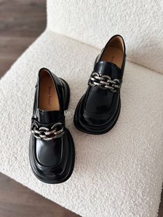 Upper: 100% Cow Leather Lining: 100% Pigskin Insole: 100% Cow Leather Outsole: Rubber + PU Heel Height: 5.5 cm Trendy Office Loafers With Chain Strap, Black Loafers With Chain Strap And Round Toe, Chain Strap Loafers With Round Toe For Work, Pu Heels, Pig Skin, Leather Chain, Shoes For Women, Platform Shoes, Loafers For Women