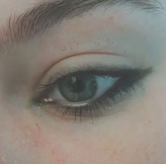 Grunge Makeup 70s, Alt Eye Makeup Simple, Grunge Eyeliner For Hooded Eyes, Grunge Make Up Ideas, 2014 Tumblr Grunge Makeup, Rockstar Girlfriend Eye Makeup, 70s Grunge Makeup, Rock Girlfriend Makeup, Rock Eye Makeup