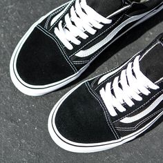 Vans Men Old Skool (black / white) Elastic Lace-up Skate Shoes For Skateboarding, Classic Skate Shoes With Laces For Streetwear, Classic Canvas Shoes With Vulcanized Sole For Skateboarding, Classic Vulcanized Sole Canvas Shoes For Skateboarding, Streetwear Canvas Shoes With White Sole And Elastic Laces, Classic Skate Shoes For Streetwear, Classic Round Toe Canvas Shoes For Streetwear, Classic Lace Skate Shoes For Streetwear, Classic Canvas Shoes With Gum Sole For Streetwear