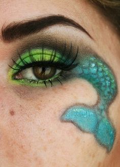 mermaid/fish eye... not like this but try green scaling around the eye & hair line Festival Face, Fish Eye, Face Painting Halloween, Face Painting Designs