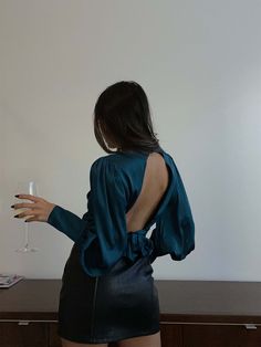 We love a good open back moment. Our Corner of Prince Street satin top is perfect for a night out with any black high waisted leather pants or jeans. The ruched waist, mock neck, and open back details give us simple but statement. High Waisted Leather Pants, Mock Neck Crop Top, Satin Top, Love A, Mock Neck, Open Back, Leather Pants, Night Out, Open Shoulder Tops