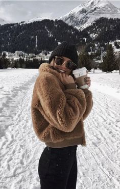 teddy fleece jacket + knit beanie + yoga pants + ray ban sunglasses | best outfits for vail and whistler | cute outfits to pack for a winter vacation #outfits #snow #winter#ad Mode Au Ski, Beanie Outfit, Mode Shoes, Foto Tips, Yoga Photography, Winter Vacation, Whistler, Winter Fashion Outfits, Ray Ban Sunglasses