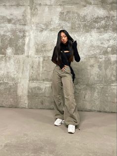 Nike 95s Outfit, Post Archive Fashion Women, Winter Parachute Pants Outfit, Garage Parachute Pants, How To Style Parachute Pants Winter, Parachute Pant Outfits, Nike Air Outfit Woman, Gorpcore Editorial, Parachute Pants Outfit Streetwear