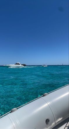 the boat is traveling in clear blue water