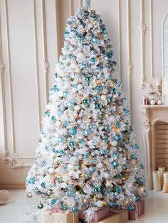 Pre-Lit Christmas tree 6' ft - Wapas Snow Flocked Christmas Tree, Spruce Branch, Pinecone Decor, Nails Thanksgiving, Frosted Christmas Tree, Flocked Christmas Tree, Snowy Christmas Tree, Cute Christmas Decorations, Snow Flock