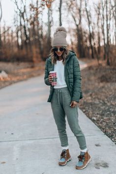 Cute Hiking Outfits, Cute Hiking Outfit, Winter Mode Outfits, Hiking Outfit Spring, Comfy Outfits Winter, Hiking Outfits, Comfy Winter, Winter Outfits Cold, Outfits To Wear