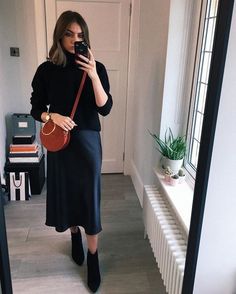 Black Satin Skirt Outfit, Slip Skirt Outfit, Work Skirt Outfit, Black Satin Midi Skirt, Work Outfits Frauen, Silk Slip Skirt, Black Satin Skirt, Satin Skirt Outfit