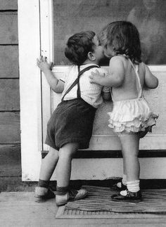 First Kiss Funny Vintage Photos, Kiss Pictures, Vintage Everyday, David Hockney, Jolie Photo, First Kiss, White Photography, Black And White Photography, Baby Love