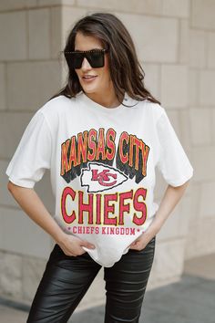 Gameday just got better with our Kansas City Chiefs oversized short sleeve crewneck tee. Crafted from super soft fabric, it's destined to become your new fan favorite! Kansas City Chiefs Shirt Ideas, Chiefs Shirt Ideas, Chiefs Shirt, Kansas City Chiefs Shirts, Chiefs Shirts, Kc Chiefs, Oversized Crewneck, Kansas City Chiefs, Kansas City