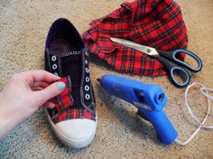 Diy Fabric Shoes, Punk Sneakers, Fabric Covered Shoes, Decoupage Shoes, Old Sneakers, Diy Bowling, Old Miley Cyrus, Plaid Diy, Shoe Refashion