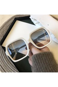 ClaudiaG Enchanting Sunglasses with Case White Glasses, Luxury Glasses, 70s Vintage Fashion, Eyewear Trends, Sunglasses Women Vintage, Luxury Wear, Oversize Fashion, Gradient Sunglasses, Style Noir