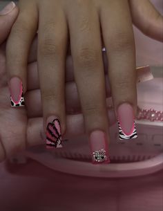 Short Acrylic Nails Exotic, Vantines Day Nails, Nail Ideas Acrylic Y2k, Colored Acrylic Nails Short, Unique Acrylic Nails Short, Bad And Boujee Nails Short, Valentines Day Nails With Initials, Cute Freestyle Nails, Braider Nails