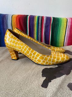 Vintage Thomas Wallace women's shoe in yellow gold crocodile patent leather with round toe size 7.5 / 8 no size written made Canada Very good condition despite some small stains see photos Yellow Patent Leather Heels For Spring, Yellow Almond Toe Heels With Leather Sole, Vintage Yellow Heels With Round Toe, Fitted Leather Heels With Crocodile Pattern, Yellow Formal Heels Medium Width, Formal Yellow Medium Width Heels, Yellow Medium Width Formal Heels, Gold Patent Leather Heels, Yellow Medium Width Heels For Formal Occasions