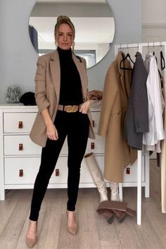 Valentino Pumps Outfit, Casual Trench Coat Outfit, Simple Work Outfits, Casual Chic Outfits, Smart Casual Work Outfit, Blazer Outfits For Women, Outfit Mujer