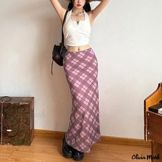 Olivia Mark - Tailored Grid-Patterned Midi Skirt with Waist-Cinching Design Midi Skirt Y2k, Plaid Midi Skirt, Midi Skirt Pattern, Estilo Indie, Maxi Skirt Outfits, Aesthetic Board, Printed Maxi Skirts, Modieuze Outfits, Mode Inspo