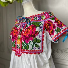 Juquila Mexican Blouse – Camelia Mexican Boutique Mexican Boutique, Folklorico Dresses, Mexican Outfits, Fem Outfits, Mexican Embroidery Designs, Mexican Folklore, Mexican Fabric, Mexican Fashion, Mexican Blouse