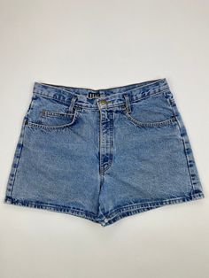 Vintage Womens Blue Denim Jean Shorts Waist: 34" Length: 3" Instagram: @markham.vtg Please remember most, if not all of our items are vintage and used. Therefore it will naturally have some wear and tear. Refer to photos for any flaws and measurements for sizing. Classic Fitted Denim Jean Shorts, Classic High Waist Denim Jean Shorts, Classic High Rise Denim Jean Shorts, Classic High-waist Denim Jean Shorts, Classic Fitted Medium Wash Jean Shorts, Classic Denim Jean Shorts, Classic Medium Wash Denim Jean Shorts, Vintage Fitted Dark Wash Shorts, Vintage Denim Shorts In Medium Wash