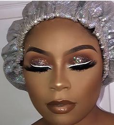 Red Lip Bold Eye Make Up, Dramatic Lip Makeup, Maquillage Yeux Cut Crease, Birthday Makeup Looks, Gold Makeup Looks, Glitter Makeup Looks, Makeup For Black Skin, Face Beat, Eye Makeup Designs