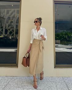 Beige Skirt Outfit, Meeting Outfit, Thrift Inspo, Look Office, Elegant Outfit Classy, Work Fits, Rock Outfit, Sophisticated Outfits, 2024 Style