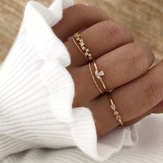 Accumulation de bagues dorées Rings Inspiration Hand, Fine Gold Rings, Hands With Rings Aesthetic, Gold Jewellery Rings, Simplistic Jewelry, Elegant Rings, Casual Rings, Gold Rings Simple, Fine Jewelery