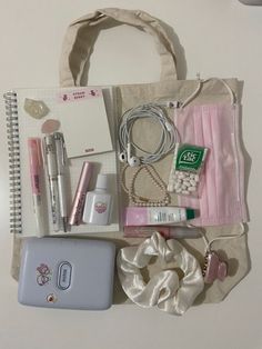 Everyday Bag Essentials, School Bag Essentials, Desain Quilling, Inside My Bag, Purse Essentials, Handbag Essentials, Girls Tote, What's In My Bag, What In My Bag