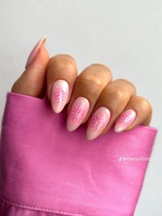 Cute Simple Round Nails, Holiday Nails Pink And White, Winter Christmas Nails Pink, Pink Holiday Nail Designs, Pink Simple Christmas Nails, Aura Nails Christmas, Aura Christmas Nails, Simple Christmas Nails Pink, Christmas Nails Almond Pink