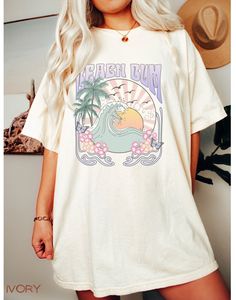 "Beach Bum Shirt Comfort Colors Summer Beach Shirt Gift For Beach Bum Comfort Colors Beach Bum Tee Preppy Shirt Retro Beach Vibes T-shirt Beachy Sunset Introducing our fabulous retro Summer shirt, featuring the iconic phrase \"Beach Bum.\" Prepare to make a statement and embrace the carefree spirit of summer with this delightful piece that effortlessly blends vintage charm with modern style. Its relaxed fit allows for ease of movement, perfect for those spontaneous beach volleyball matches or le Pastel Shirt, Preppy Shirt, Western Graphic Tees, Retro Beach, Aesthetic Shirts, Country Shirts, Happy Vibes, Fitted Tee, Trendy Clothes